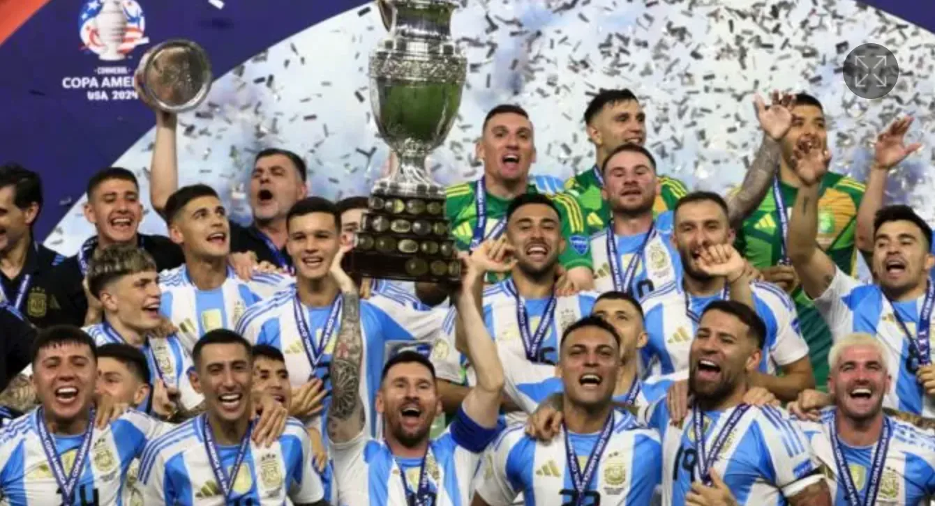 MILEI INVITO A LA SELECCIÓN A FESTEJAR EN EL BALCÓN DE LA ROSADA